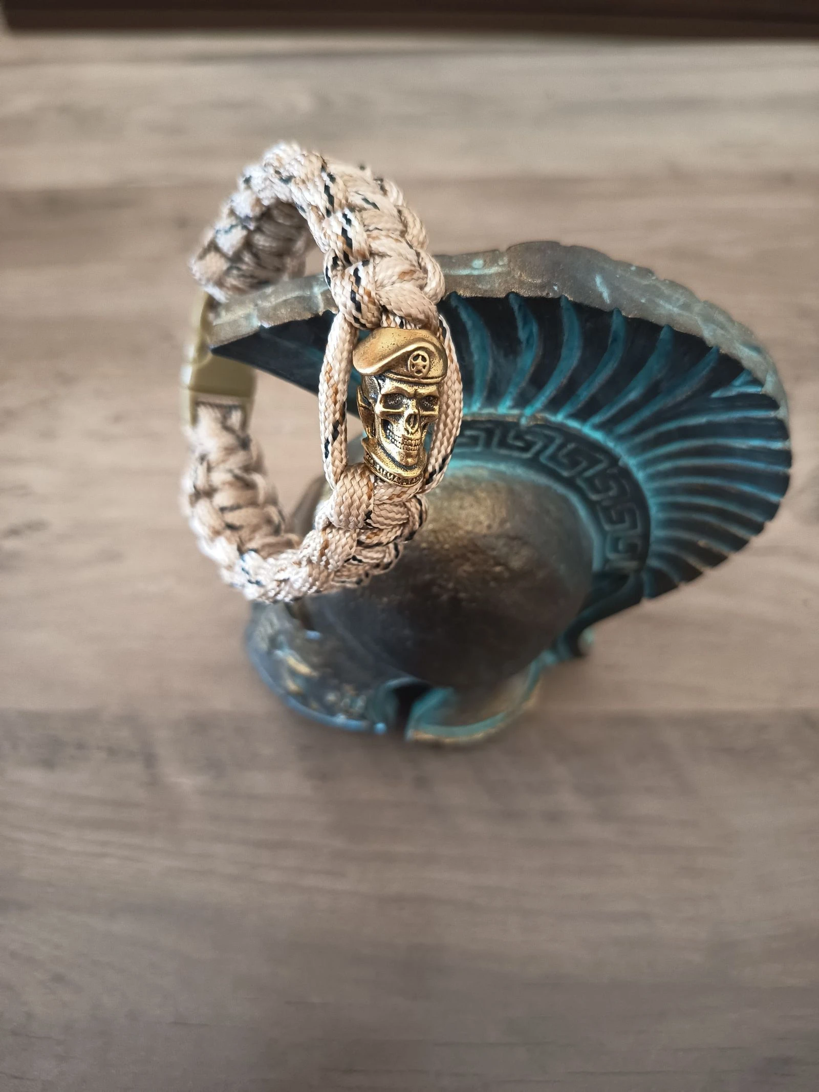 Pulsera calavera con boina militar
